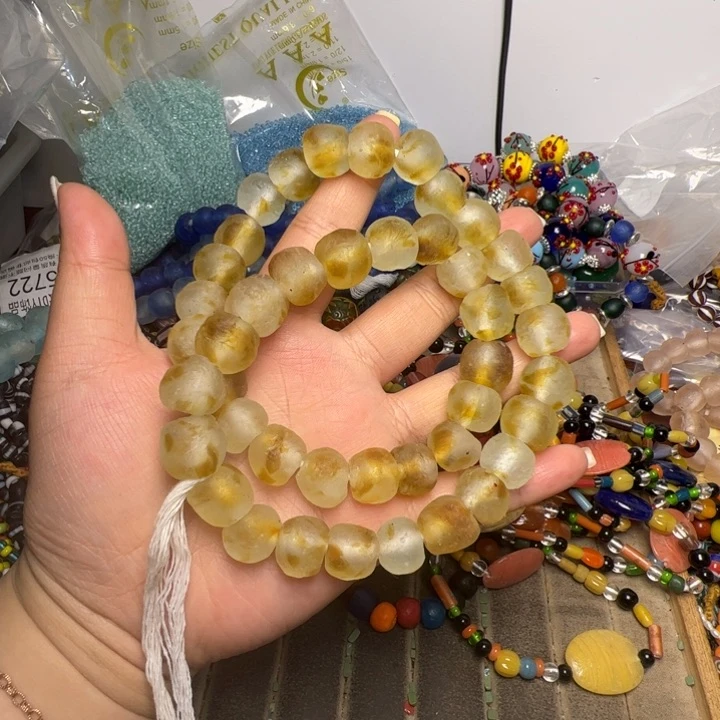 玻璃颈饰1647。    一条