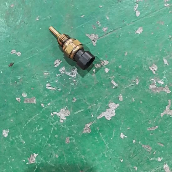卡***机福田康明斯发动机水温传感器
