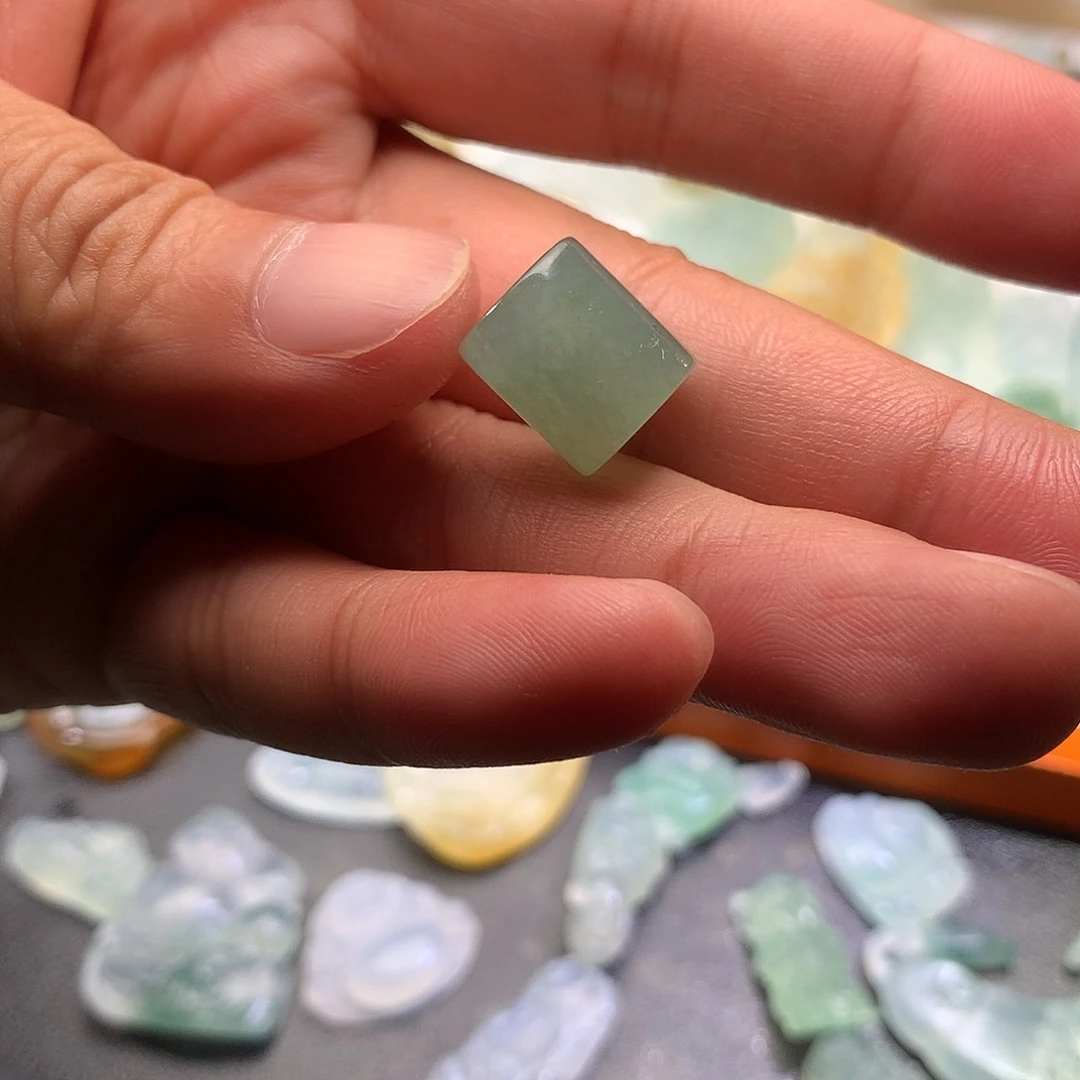 翡翠未镶嵌颈饰桶珠