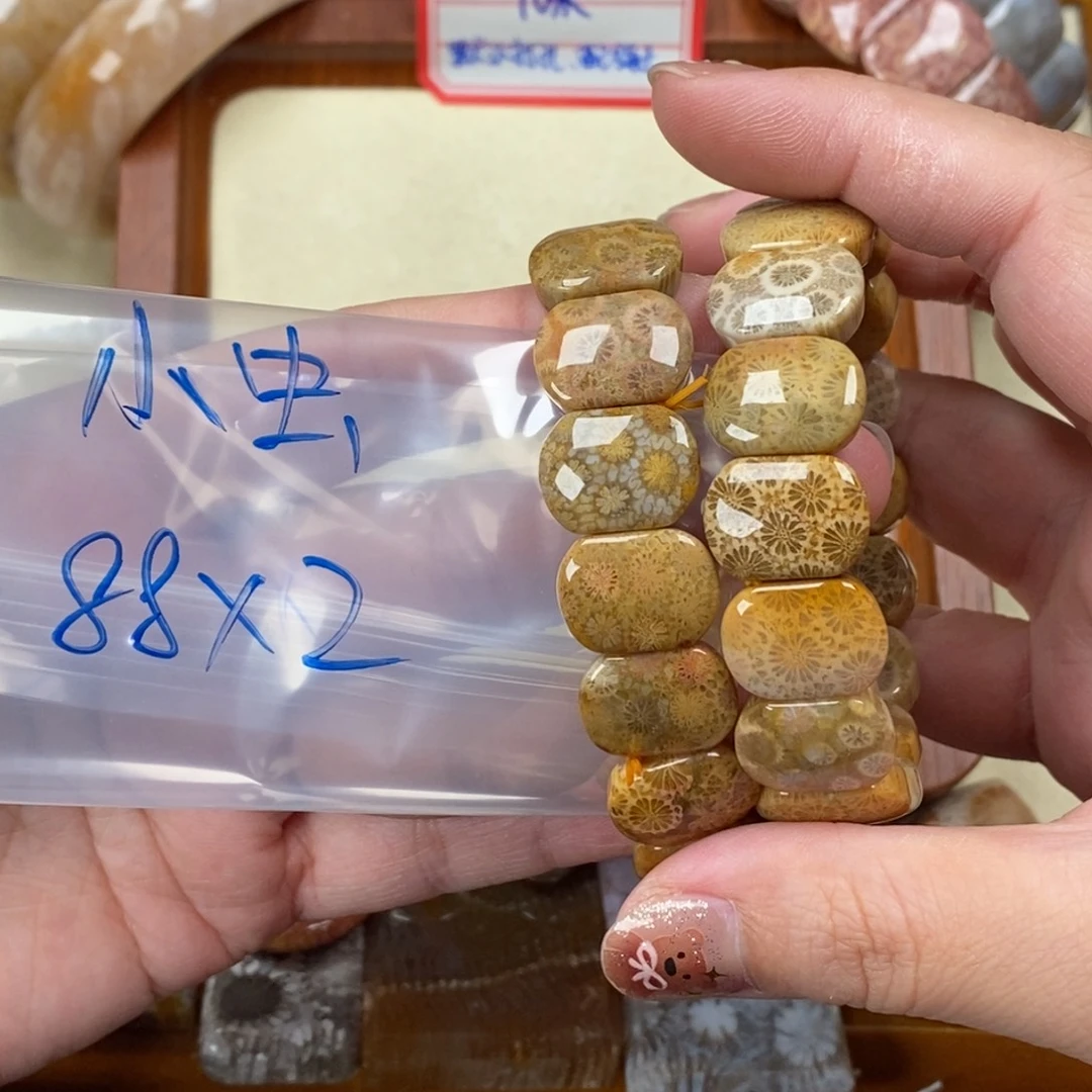 小***工未镶嵌颈饰硅化玉