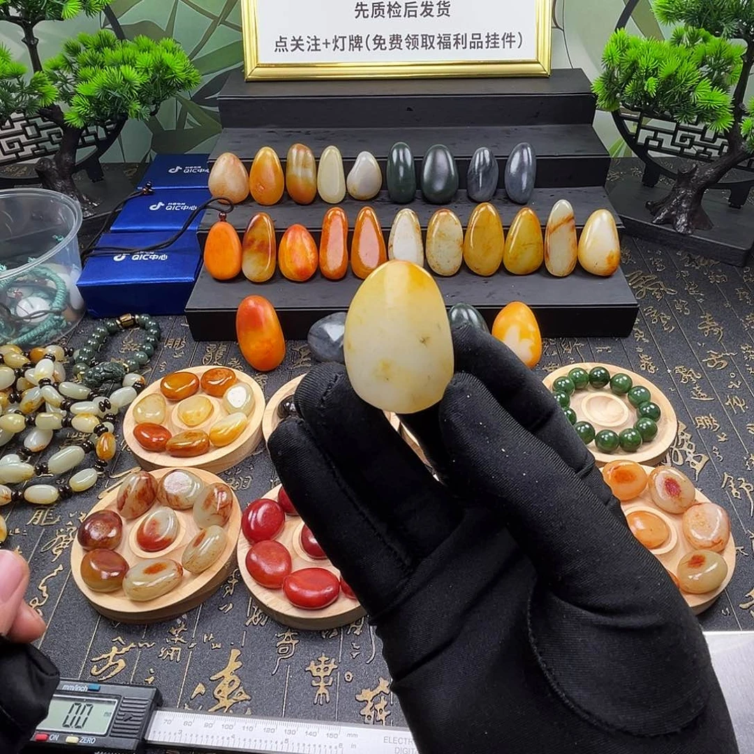 和田玉未镶嵌吊坠(赠链)