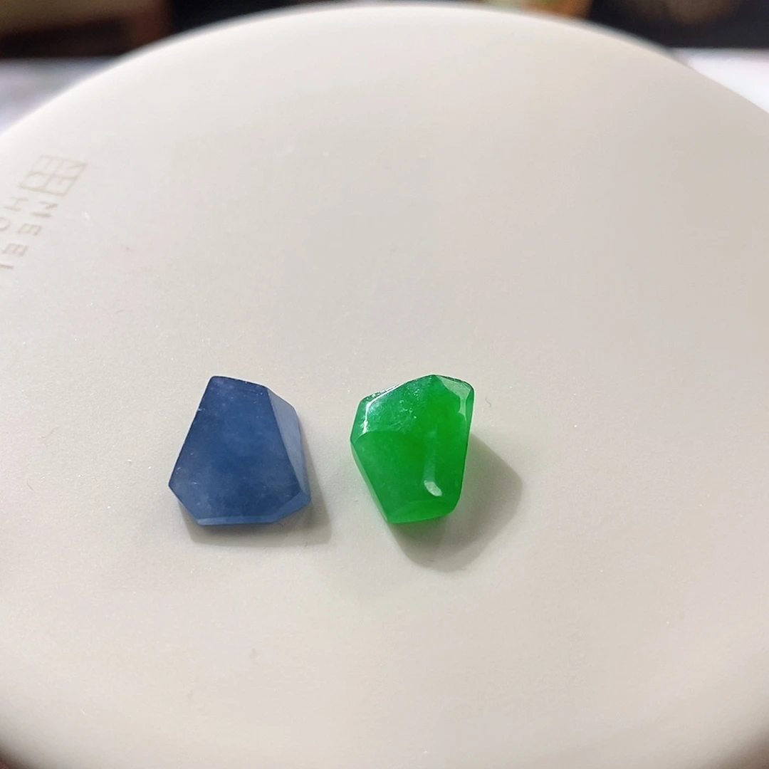 翡翠裸石两颗不同价