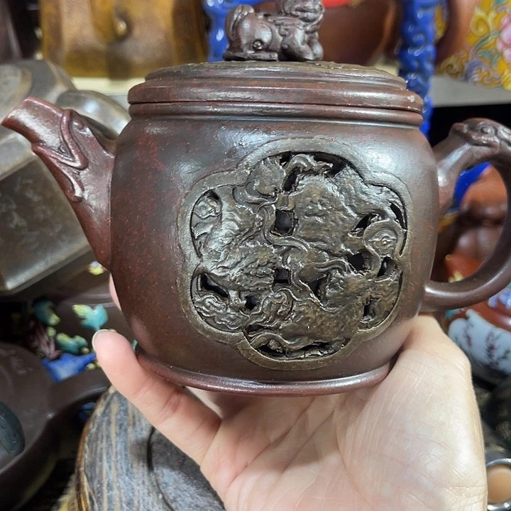 茶壶紫泥原矿泥料手工制作的一把紫砂壶。