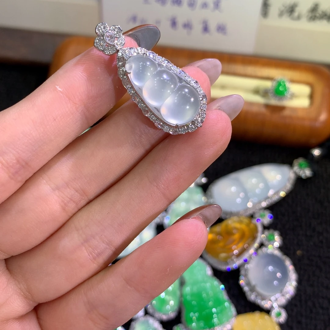 颈饰18K金镶嵌翡翠