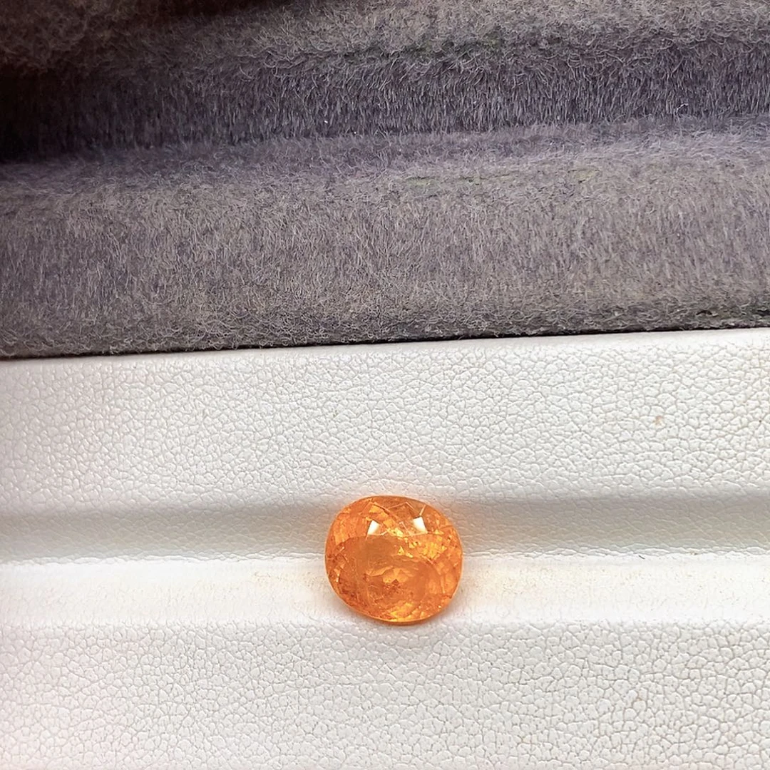 未镶嵌裸石石榴石（芬达石）4.82克拉天然芬达石