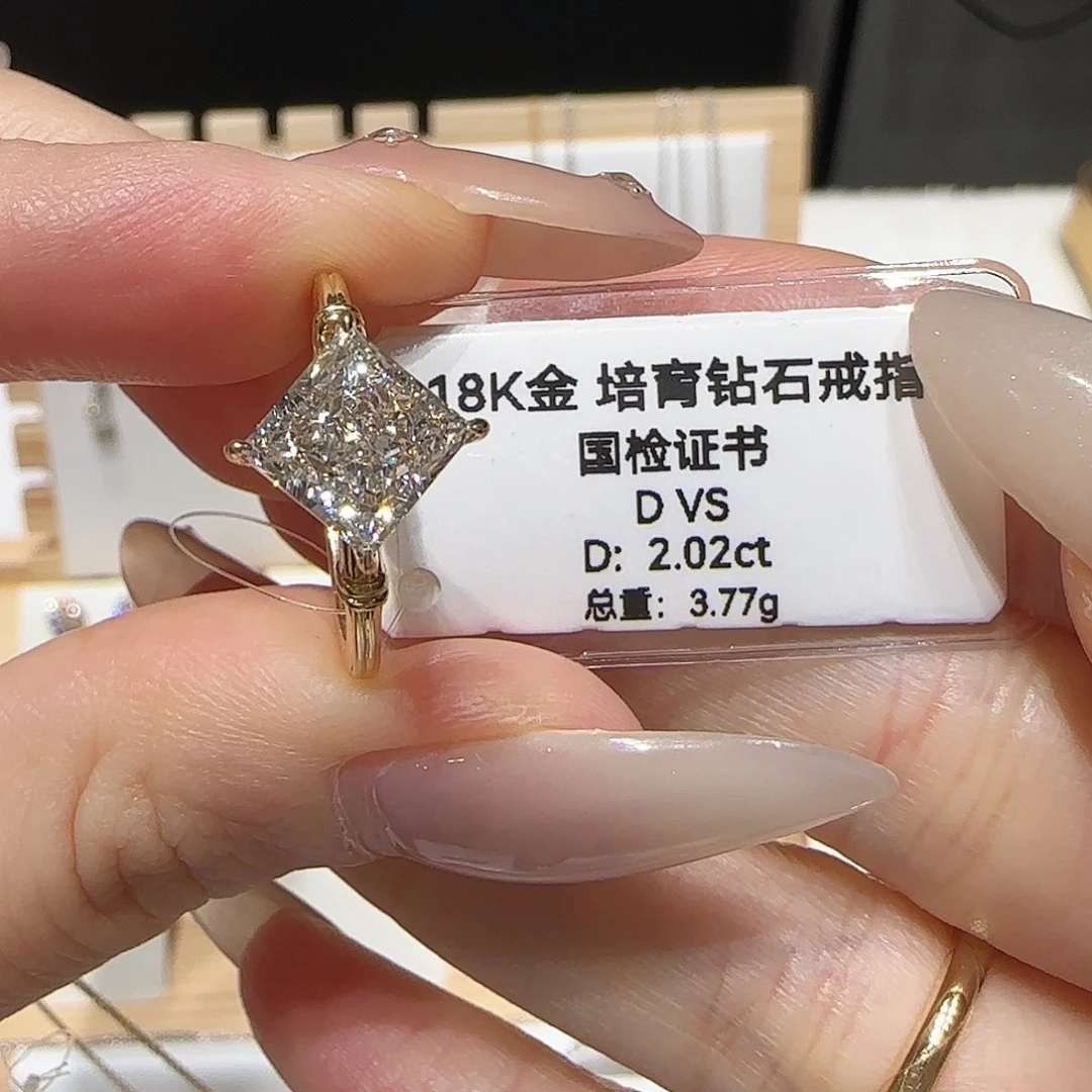 实验室培育钻石18K金镶嵌2卡罗马柱公主方 13