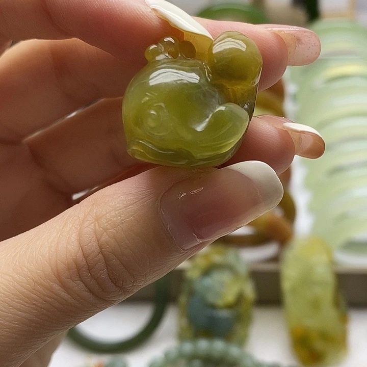 蛇纹石玉未镶嵌颈饰