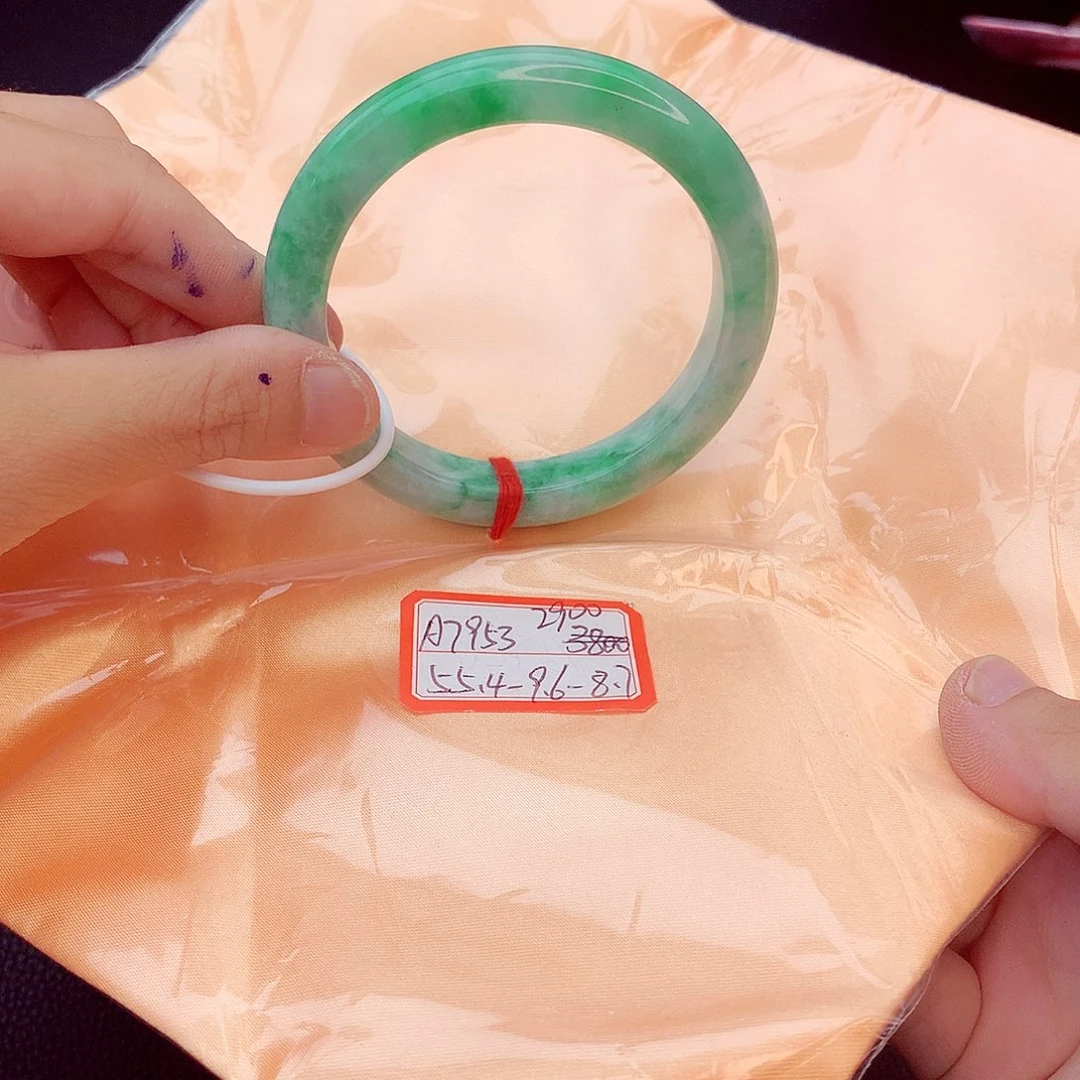 翡翠手镯未镶嵌翡翠