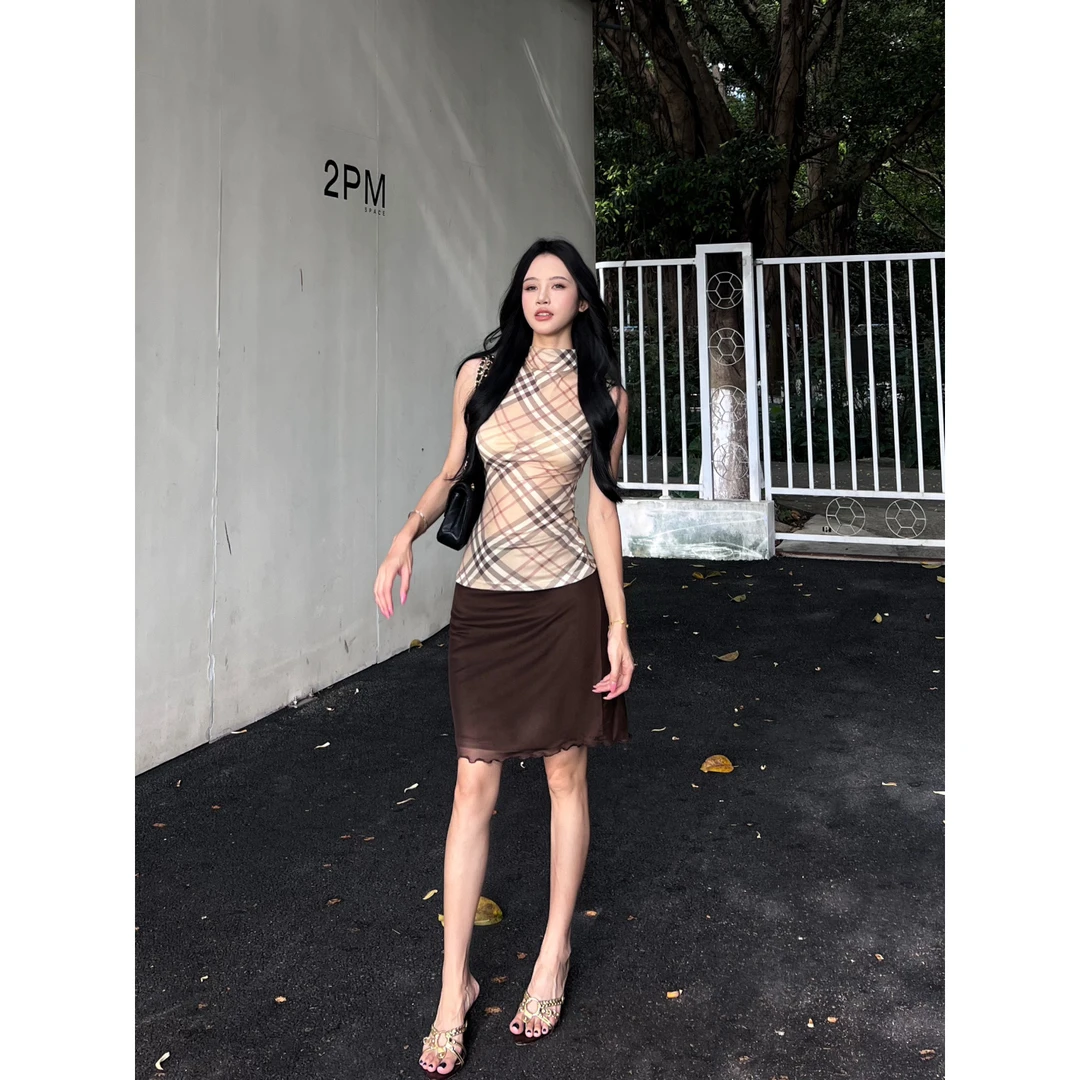 韩版御姐风半高领格纹露肩背心套装女小众棕色木耳边半身裙两件套
