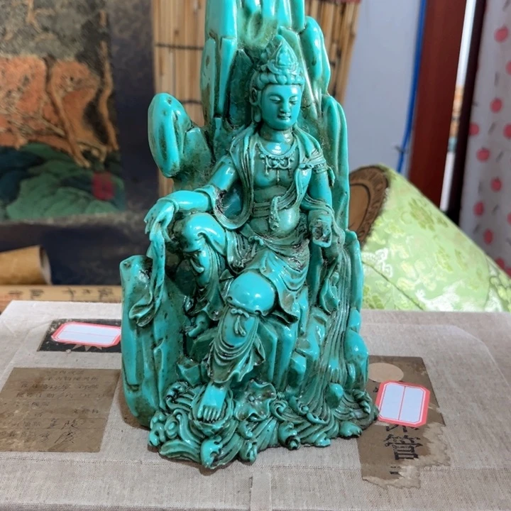 瓷片就坐我后面还有一个