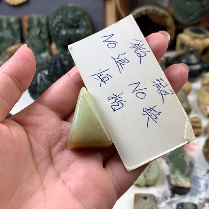 透闪石质玉未镶嵌颈饰