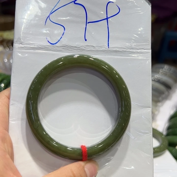 .***娘和田玉未镶嵌手镯