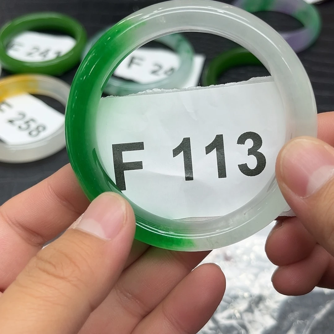 翡翠手镯未镶嵌默认瑕疵