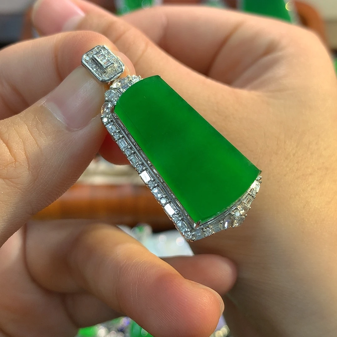 翡翠18K金镶嵌颈饰无事