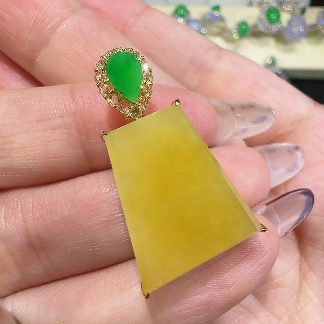 【闪购商品】颈饰18K金镶嵌翡翠