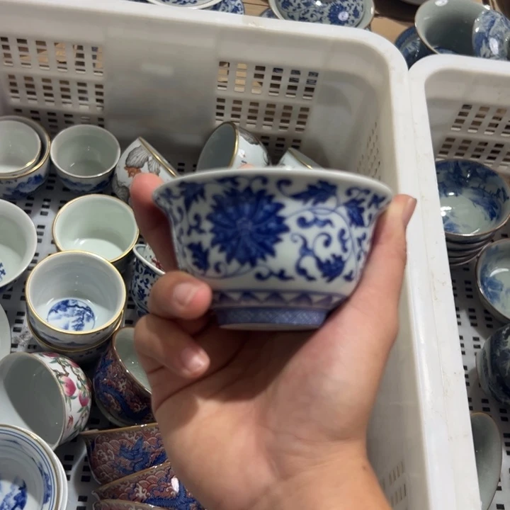 白青花缠枝莲压手杯