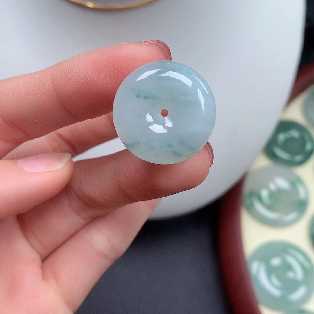 翡翠颈饰未镶嵌平安扣