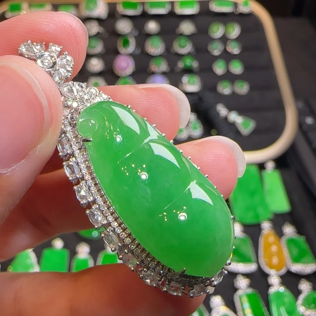 翡翠18K金镶嵌颈饰吊坠