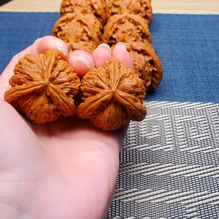 坤***哥吊坠文玩核桃三棱