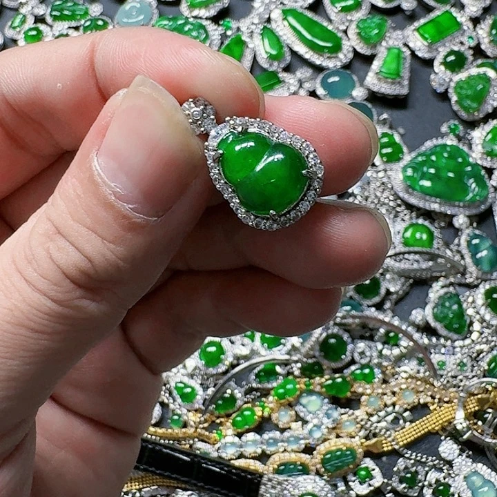 翡翠颈饰未镶嵌天然A货翡翠放漏