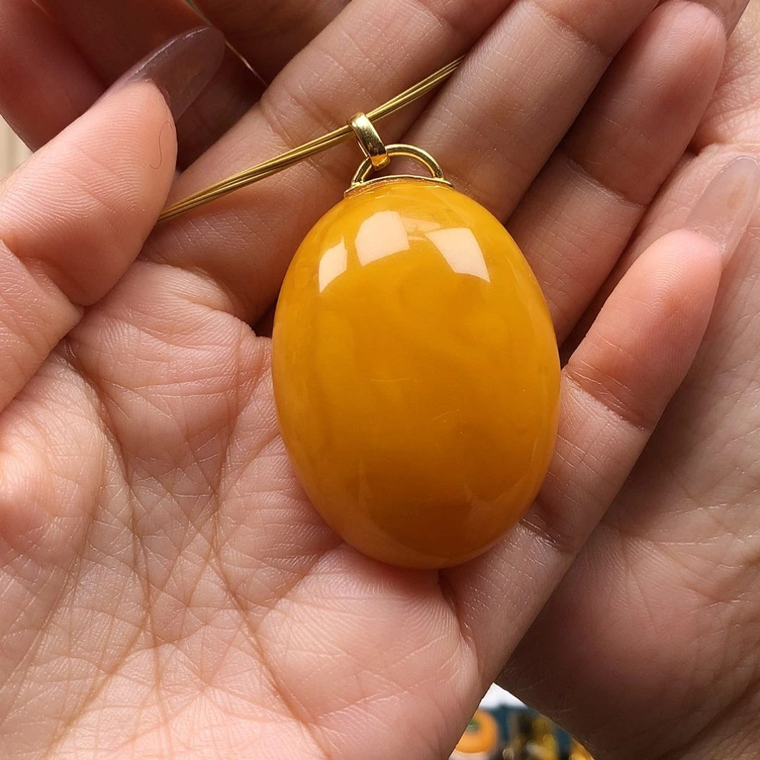 静***阳蜜蜡18K金镶嵌颈饰吊坠