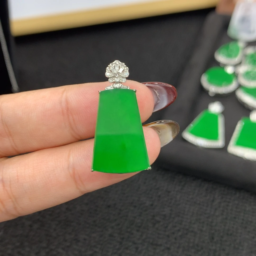 颈饰18K金镶嵌翡翠无事牌