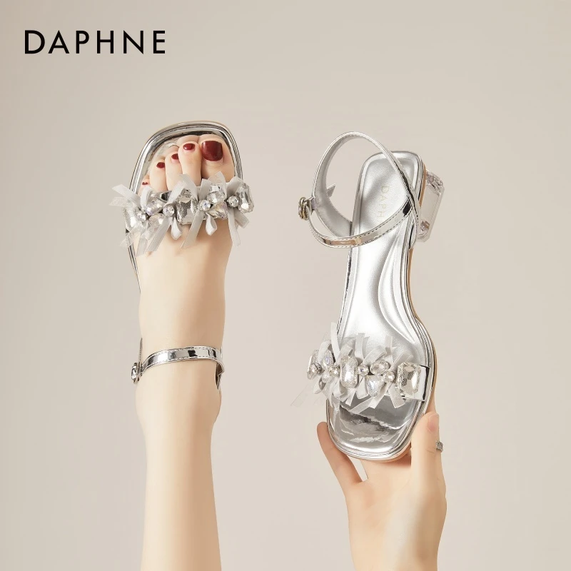 达芙妮水钻一字带凉鞋女2025年新款夏季外穿透明水晶粗跟露趾凉鞋