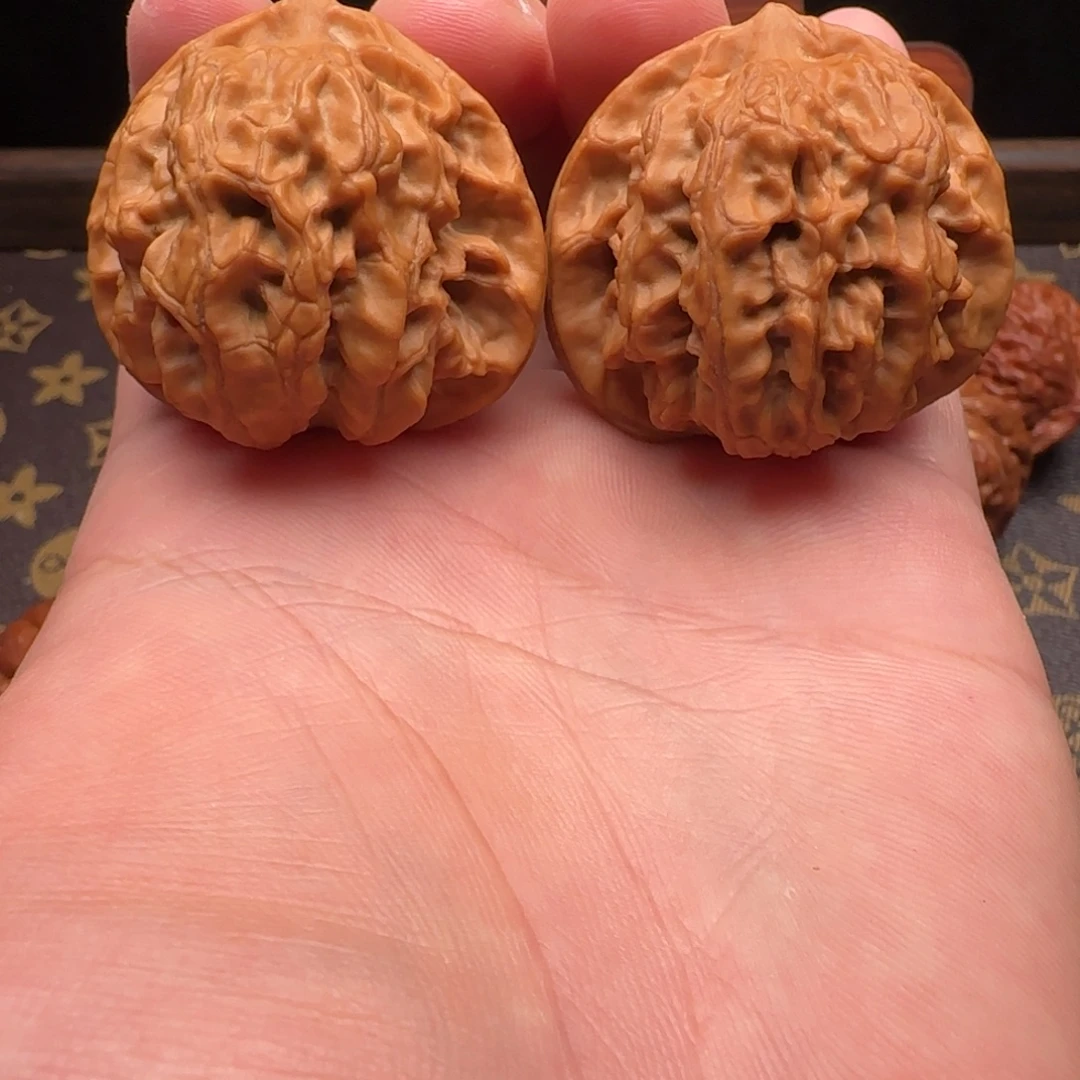 文玩核桃把件梨木台