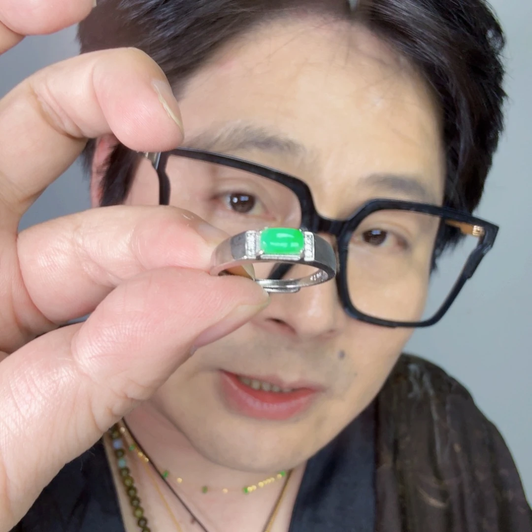 翡翠未镶嵌颈饰一件
