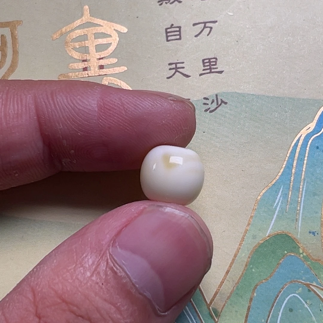 琥珀未镶嵌裸石蜜蜡漆白老型10.3毫米