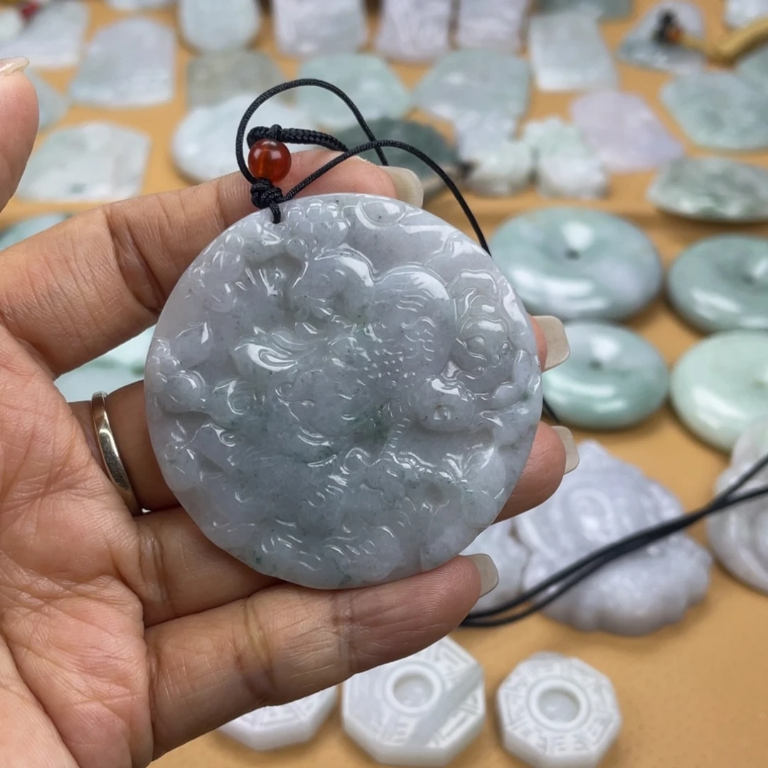 翡翠未镶嵌颈饰孔雀开屏