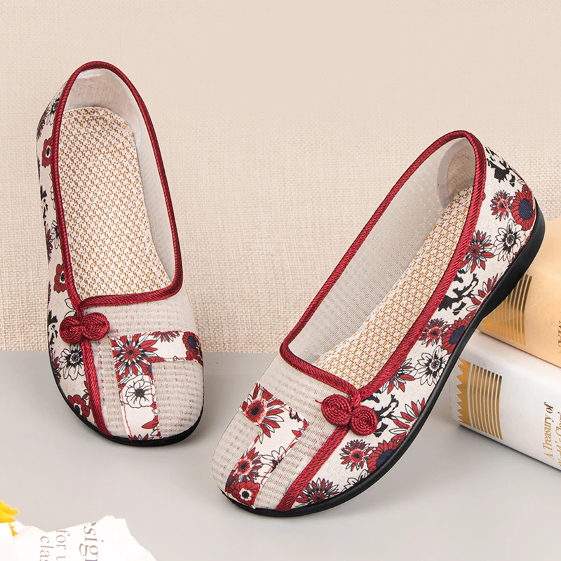 春夏季软底妈妈民族风绣花老北京布鞋舒适休闲透气复古汉服绣花鞋