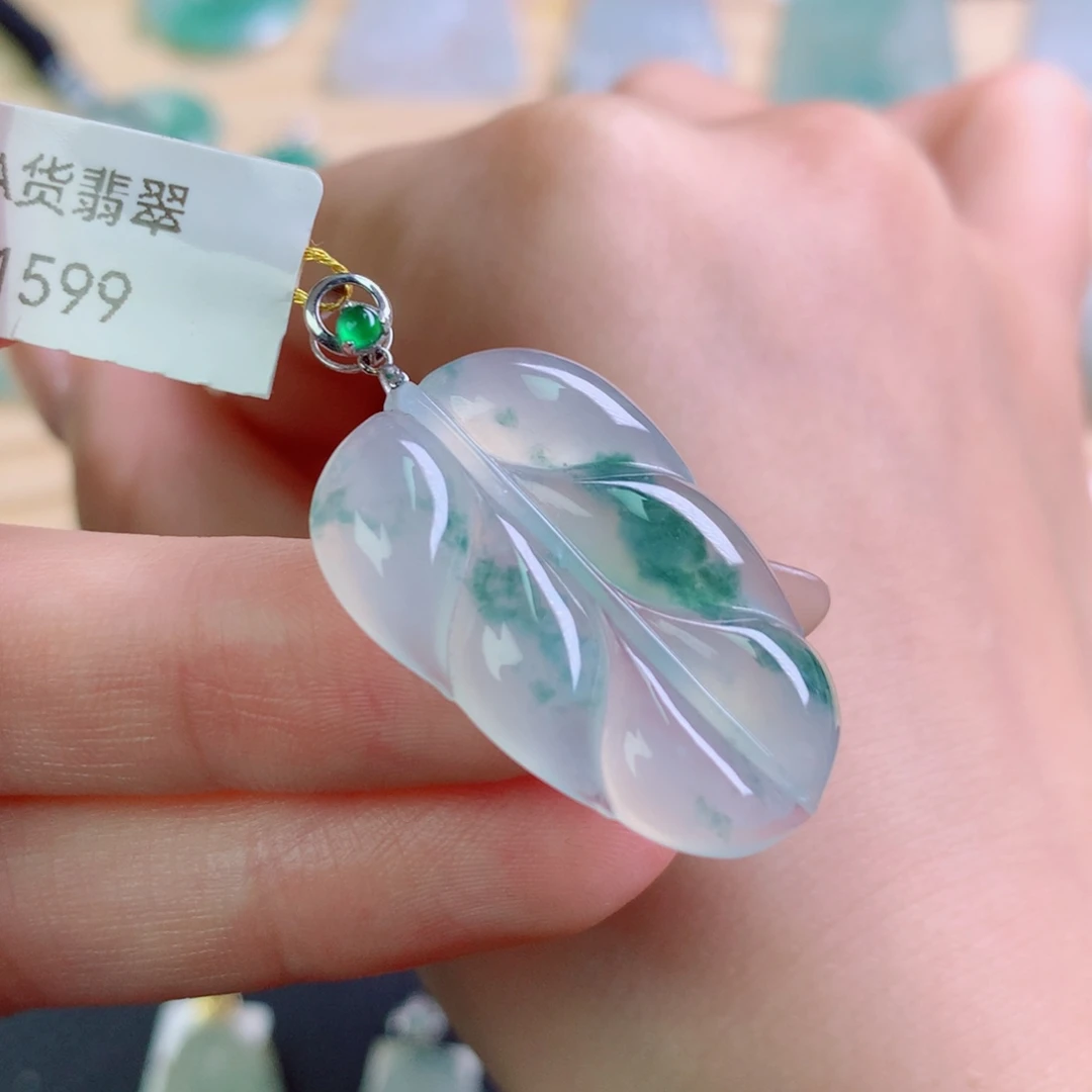 翡翠18K金镶嵌颈饰吊坠