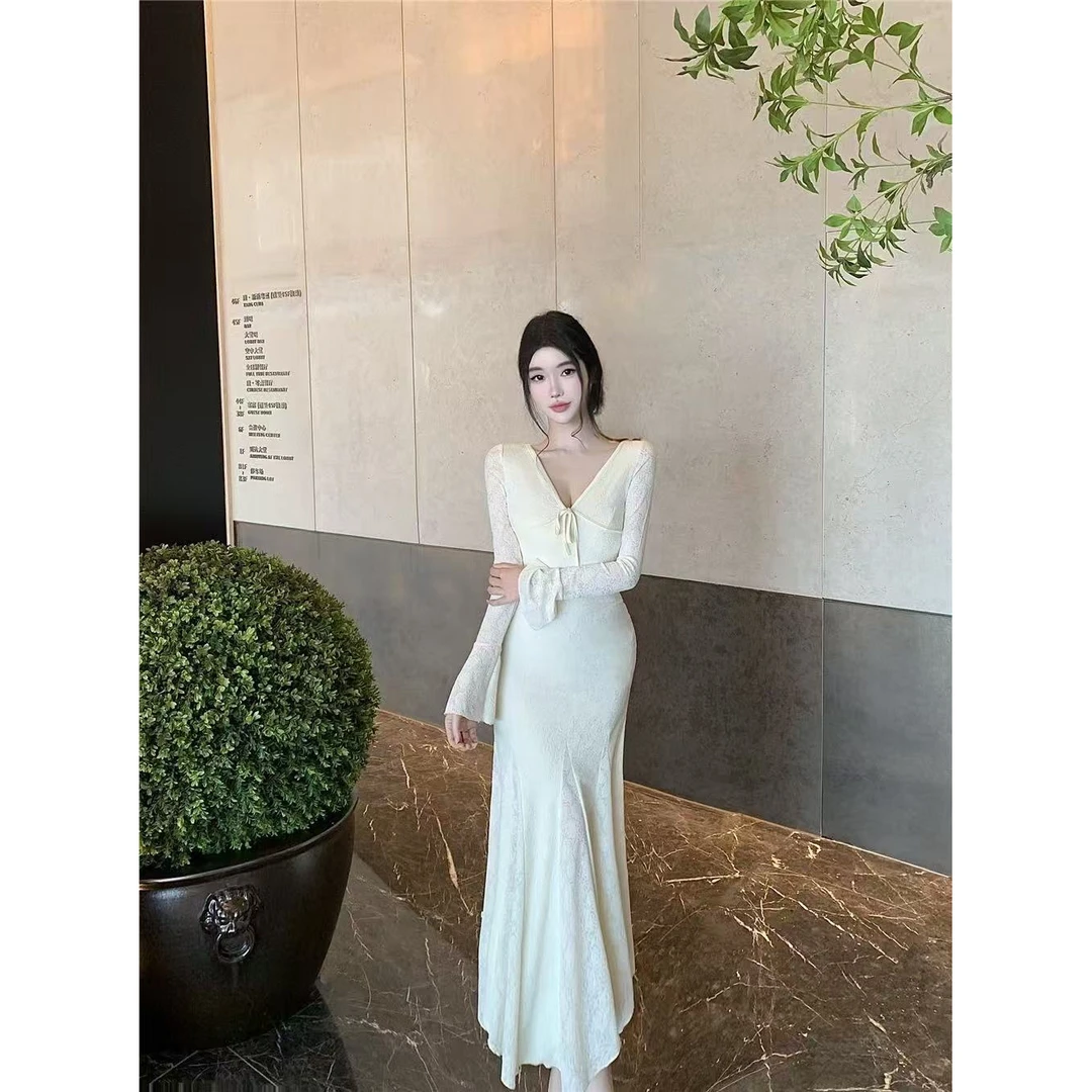 新款褶皱v领蕾丝鱼尾连衣裙收腰气质喇叭袖长裙