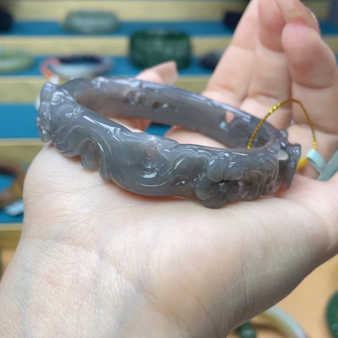 和田玉手镯58圈口。编号113未镶嵌