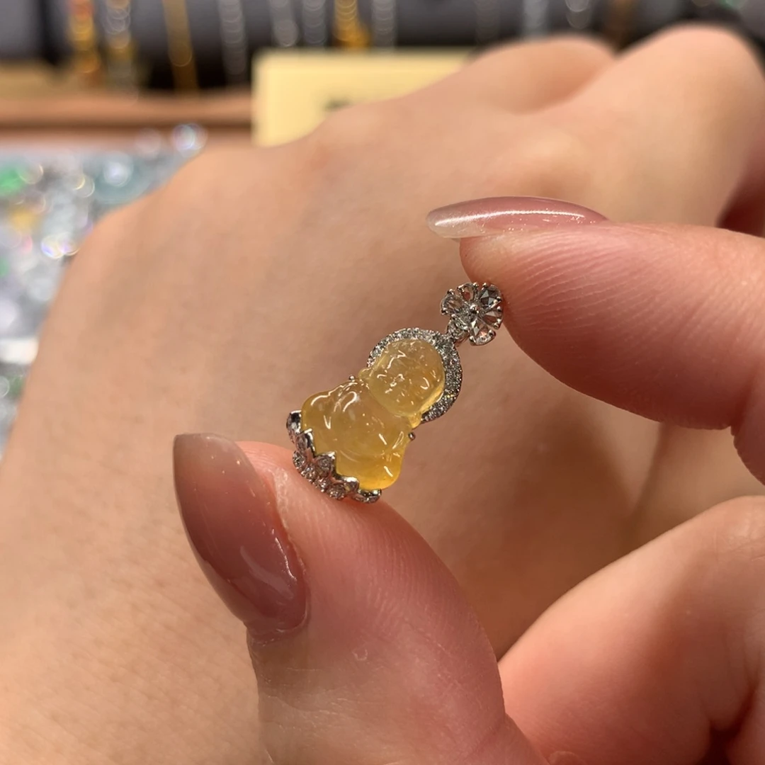 翡翠18K金镶嵌颈饰吊坠