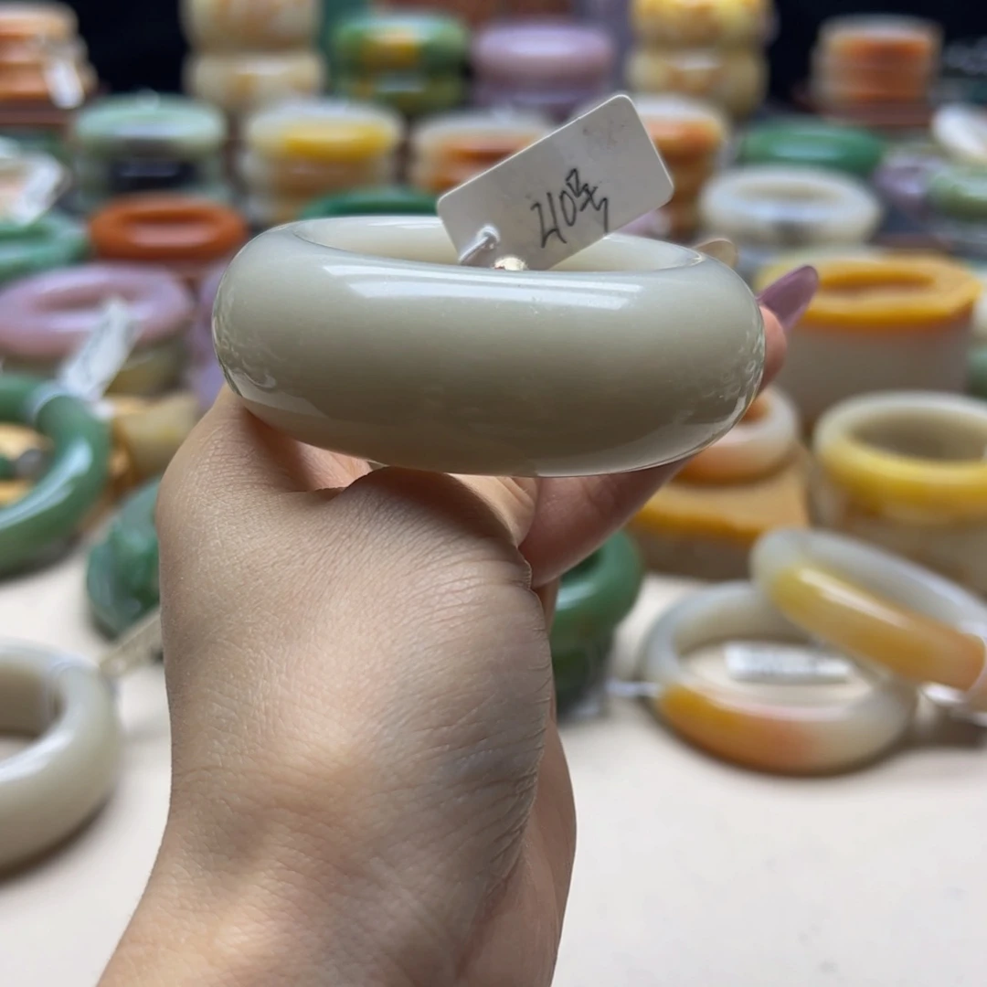 石英质玉手镯未镶嵌