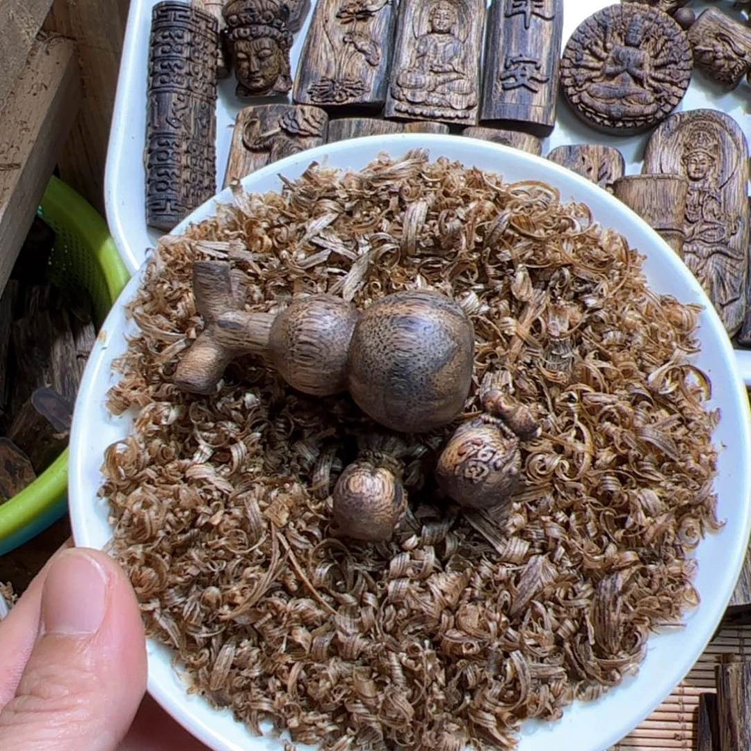 凤***翔沉香碎屑沉香绿棋雕刻8.8克