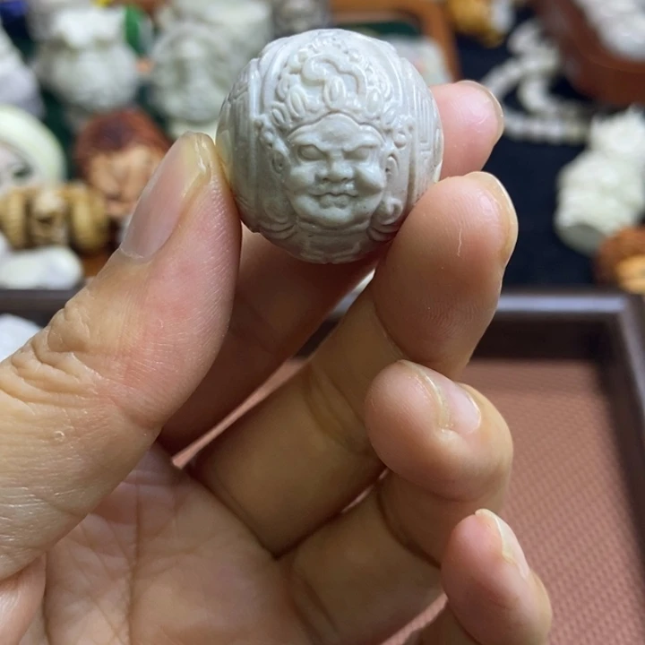 配饰鹿角雕刻一个出