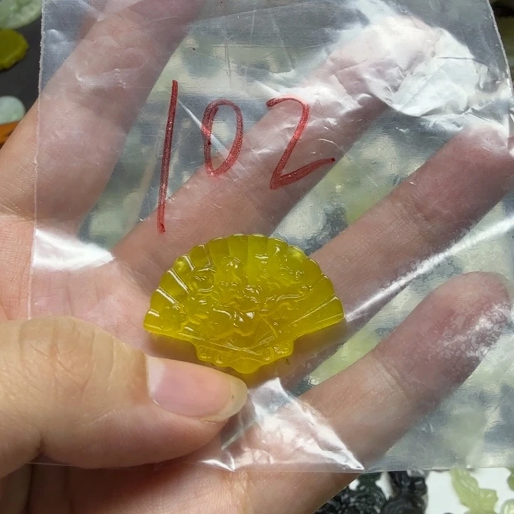 透闪石-蛇纹石玉吊坠未镶嵌