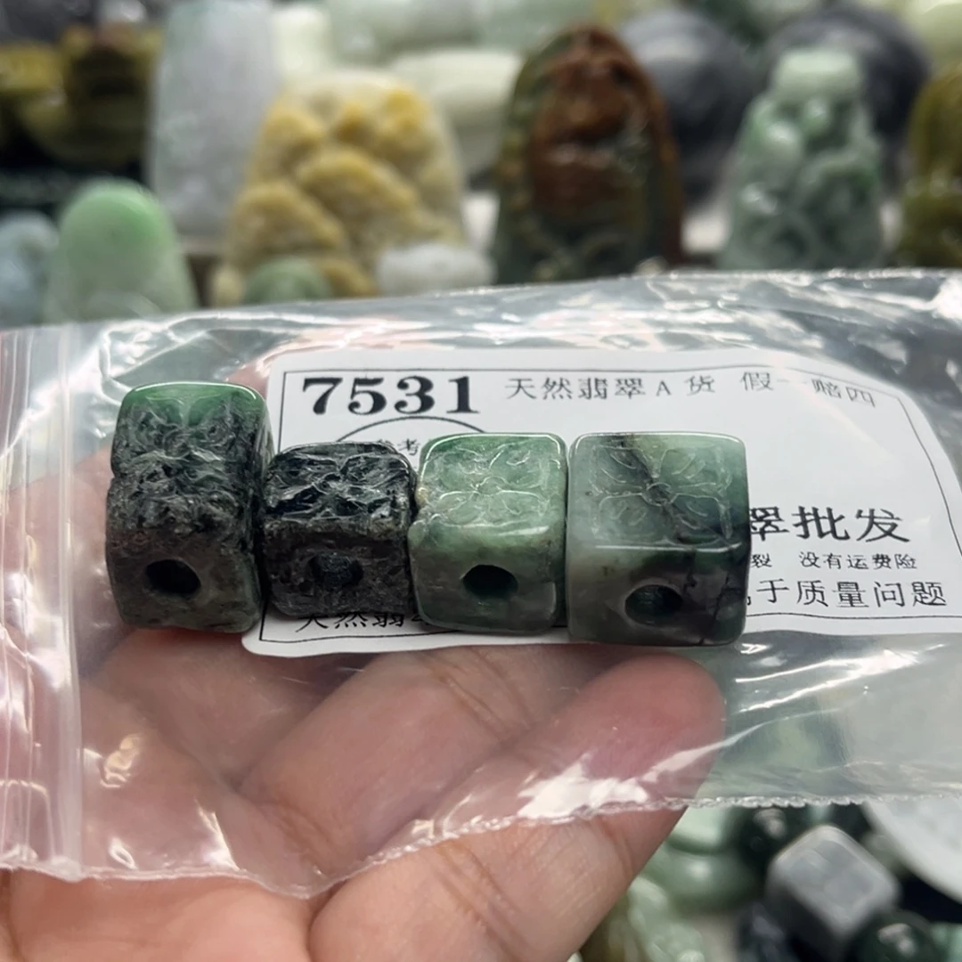 翡翠未镶嵌颈饰7531瑕疵