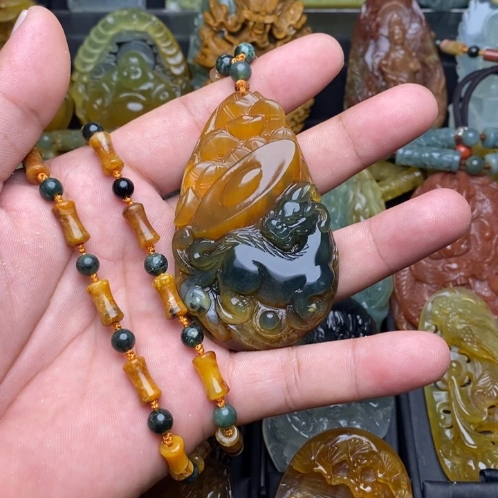 每***心未镶嵌蛇纹石玉颈饰