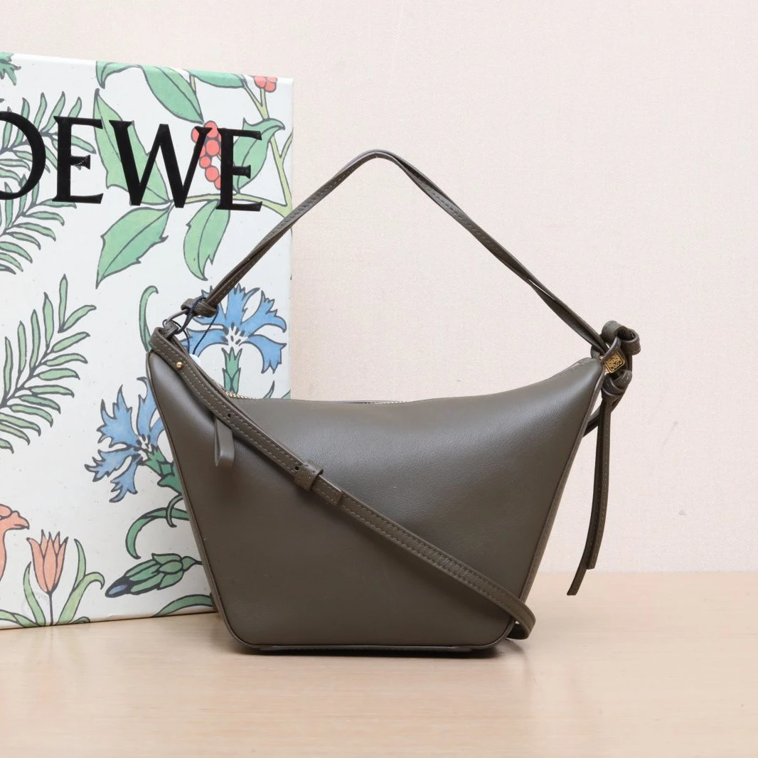 99新 LOEWE/罗意威 小花攀攀Hobo 浮雕字谜 迷你 绿色 皮革C
