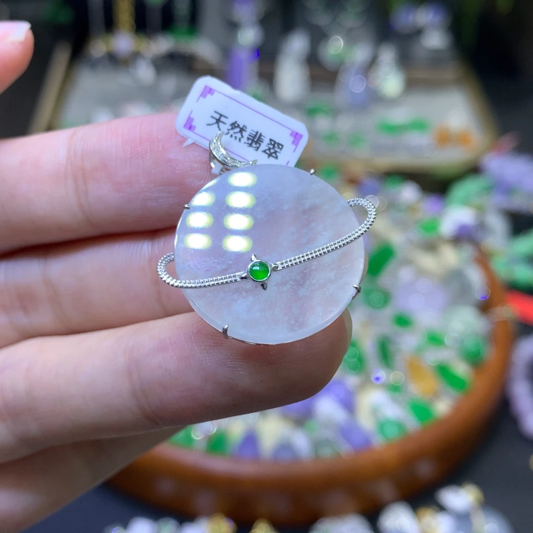 颈饰18K金镶嵌翡翠