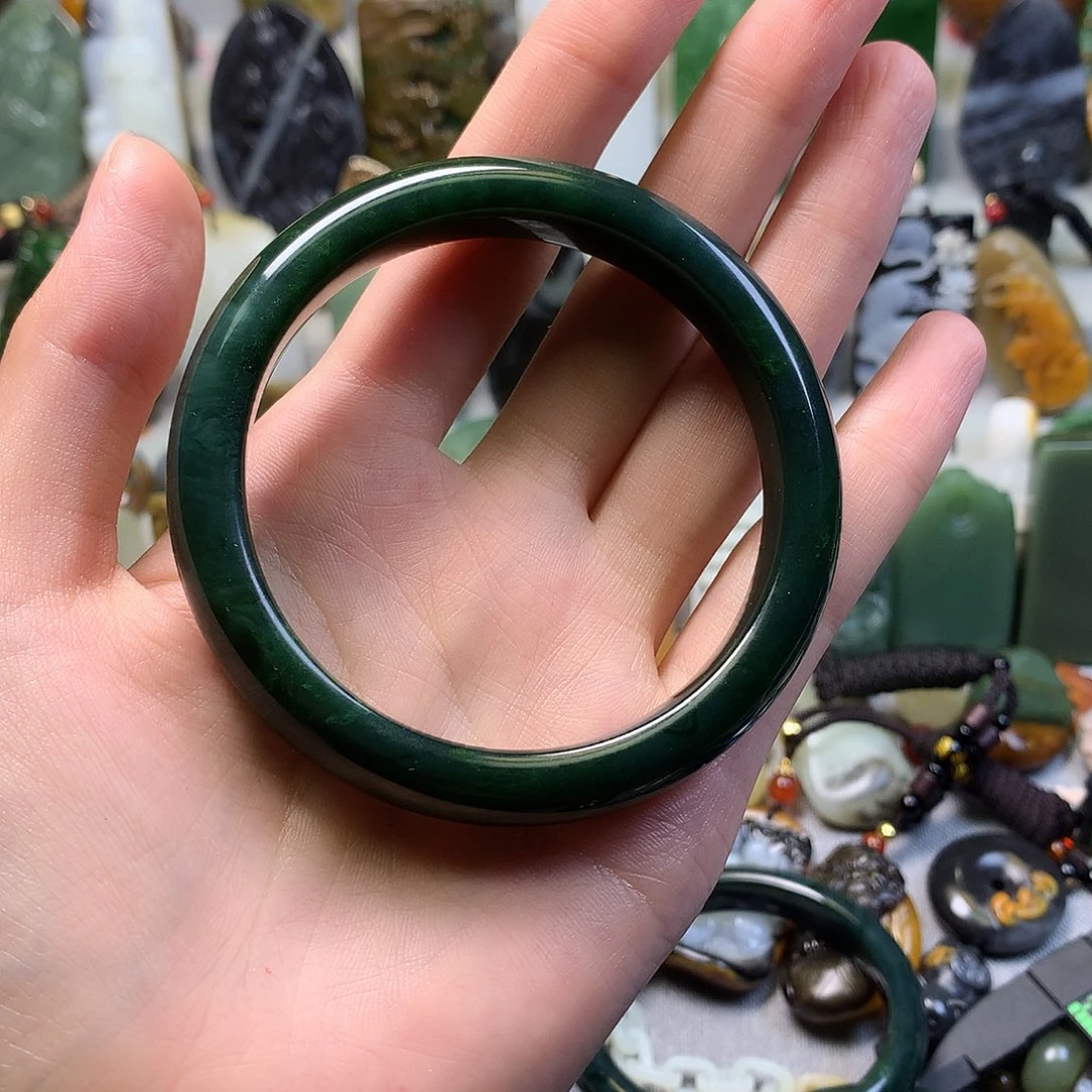 和田玉未镶嵌颈饰君*。