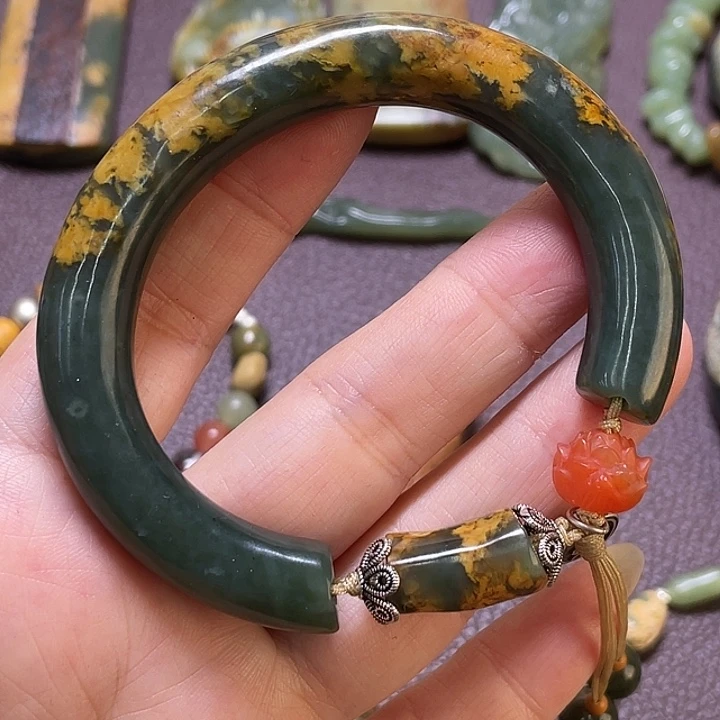 和田玉（糖玉）未镶嵌颈饰释*愚