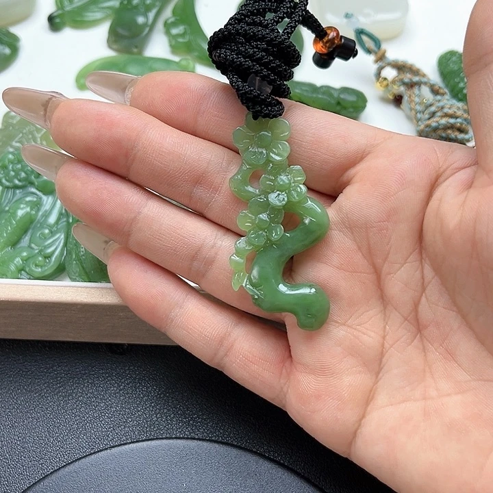 【闪购商品】颈饰未镶嵌和田玉一***?