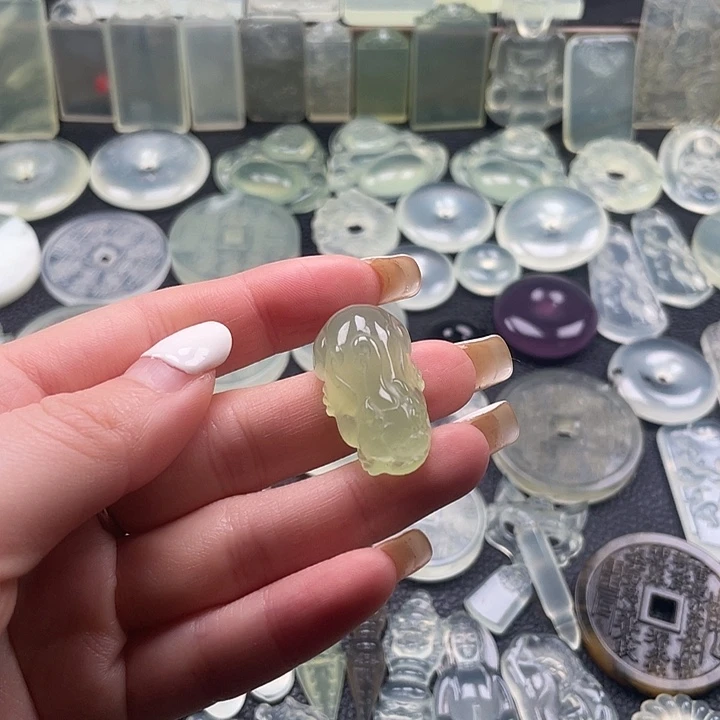 岫玉未镶嵌颈饰貔貅