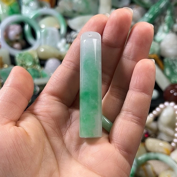 翡翠未镶嵌颈饰翡翠未镶嵌颈饰