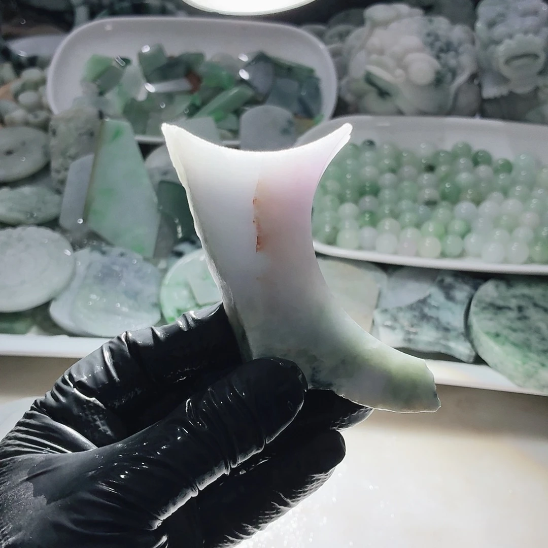 翡翠未镶嵌颈饰边角料